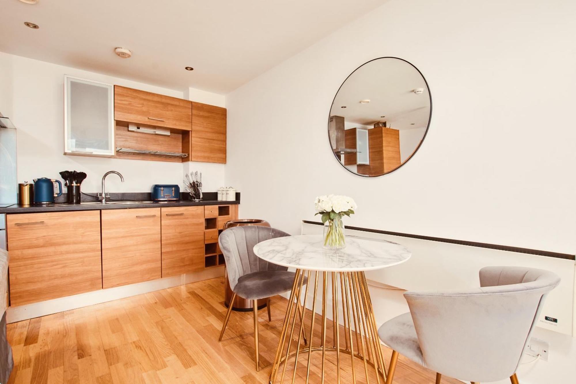 King Deluxe City Apt Large Space& Free Parking! No Balcony Лидс Экстерьер фото